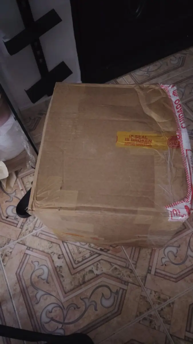 Foto de la caja recibida por Martha Marín
